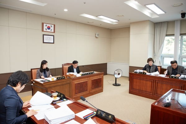 용인시의회 의회운영위원회 회의 모습.