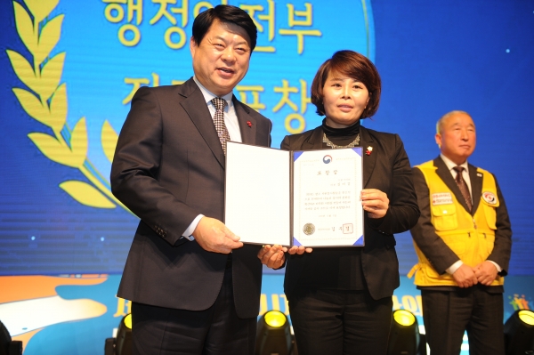 대한민국 자원봉사 대상을 수상하는 김미경 의원의 모습.