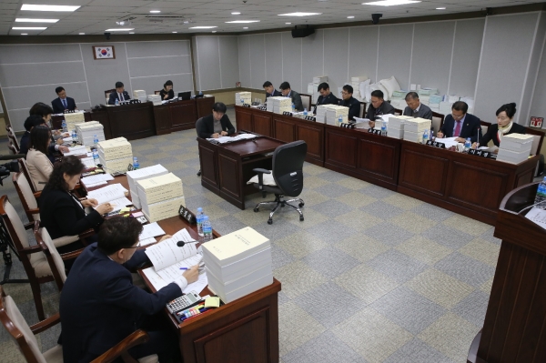 제340회 정례회 기간중인 19일, 회의를 열고 내년도 수원시 예산안을 의결했다.