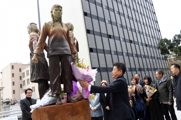 박문석 의장의 샌프란시스코 위안부 기림비 헌화 모습.