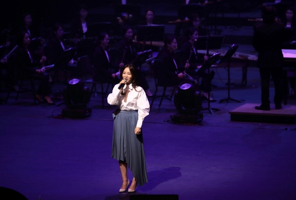 국악과 콜라보 공연으로 열창을 하는 가수 '왁스'의 모습.