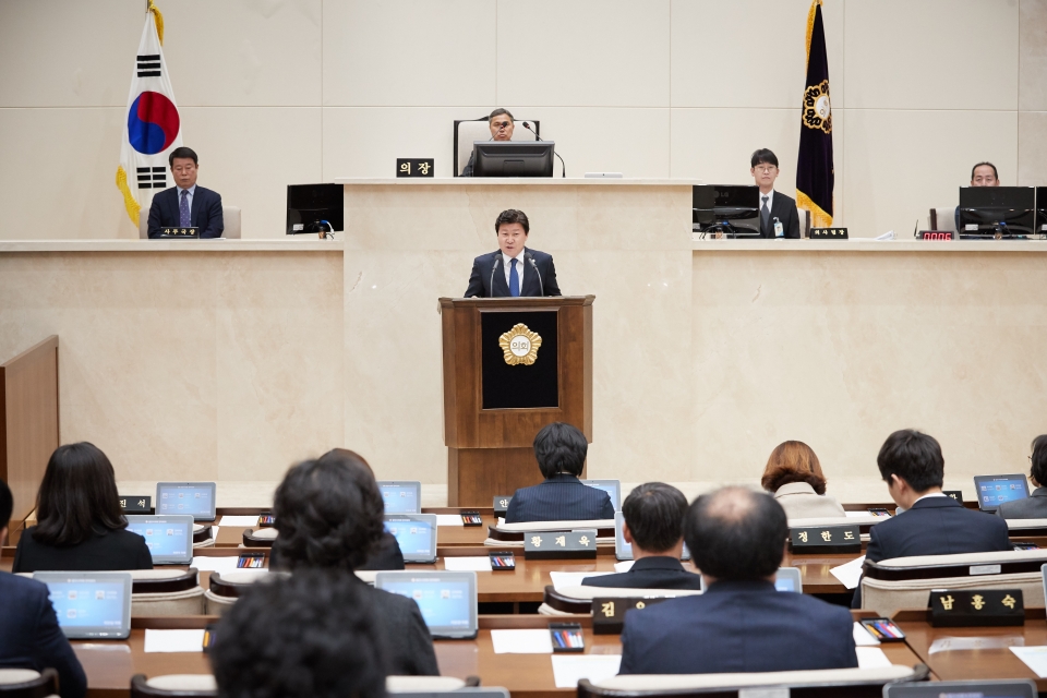 김진석 의원의 5분 자유발언 모습.