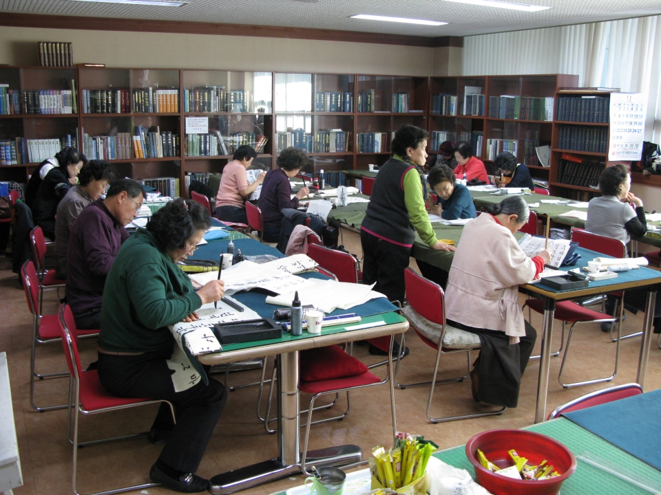 성남문화학교의 한글서예 수업 모습.