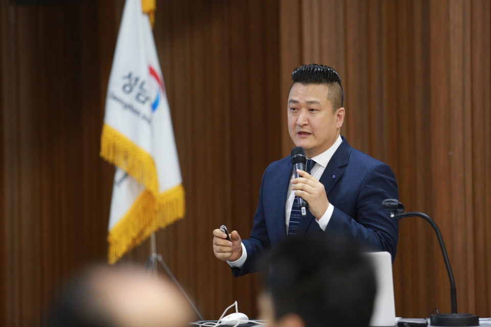 성남시의 유망기업인 로드파워디자인 박진수 대표가 우수사례를 발표하고 있다.