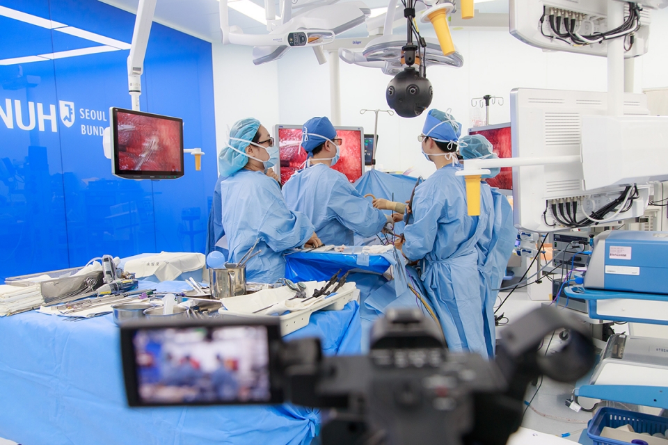 360 VR영상 및 고화질 영상으로 유튜브에 실시간 송출된 폐암수술 모습.