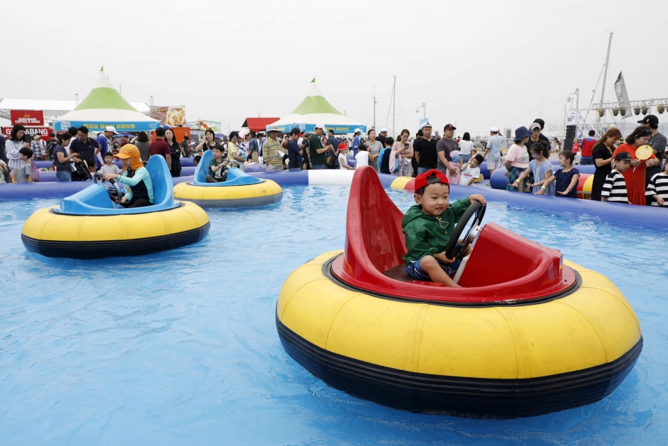뱃놀이 축제 육상 물놀이장에서 수중범퍼카를 체험하고 있는 모습