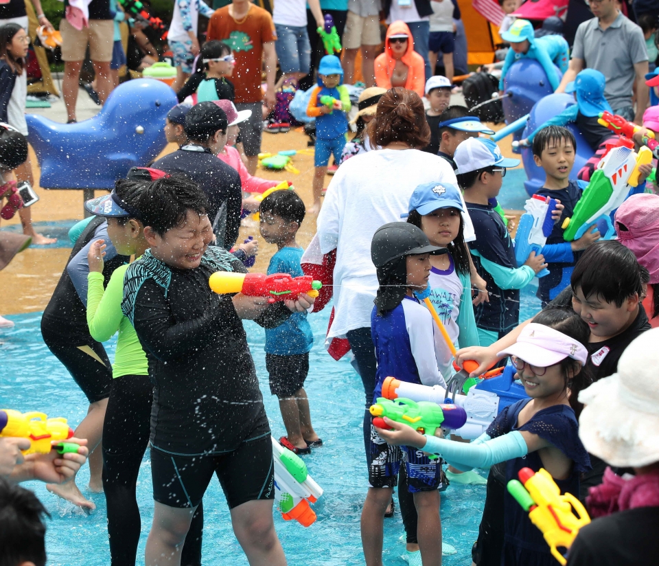 뱃놀이 축제 물총대전에 흠뻑 빠진 아이들.
