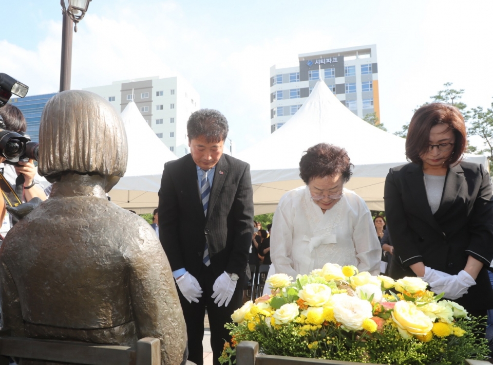 13일 성남시청 평화의 소녀상 앞에서 열린 ‘일본군 위안부 피해자 기림의 날 기념식’ 모습.