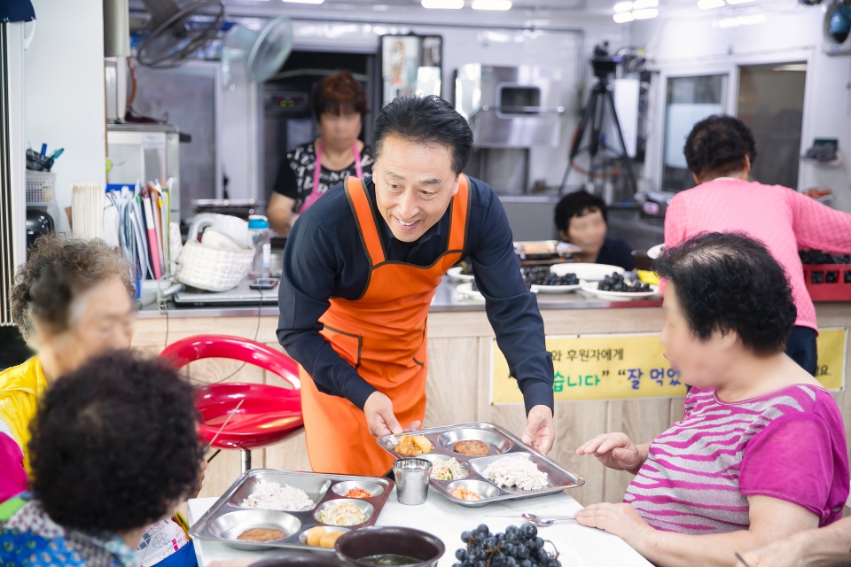김홍성 의장의 남양읍 소재 무료급식소 배식봉사 모습.