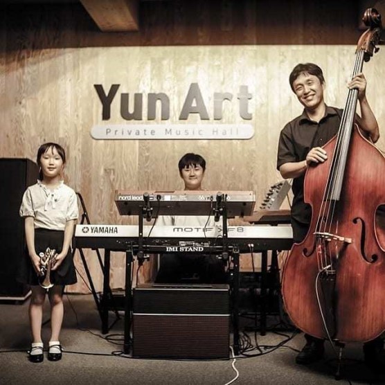 피아노 영재 강세윤 군과 천재 재즈트럼펫 어린이 연주자 곽다경 양이 함께 매주 월요일 오후 8시 30분 정기공연도 갖는다.