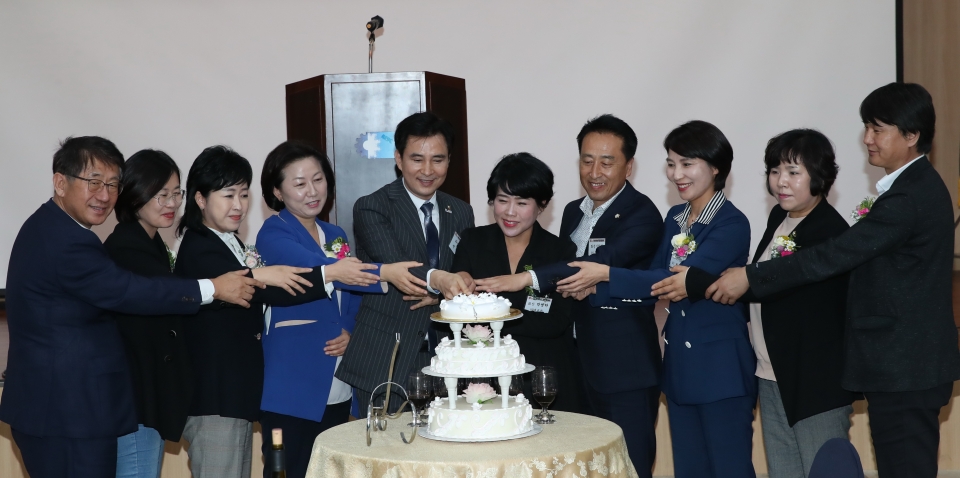 여성기업인협의회 20주년 케이크 커팅식 기념촬영 모습