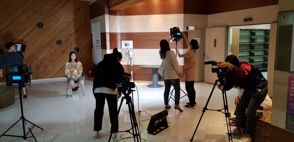 부천문화재단 시민미디어센터에서 수강생들이 영상 촬영 실습을 하고 있다.