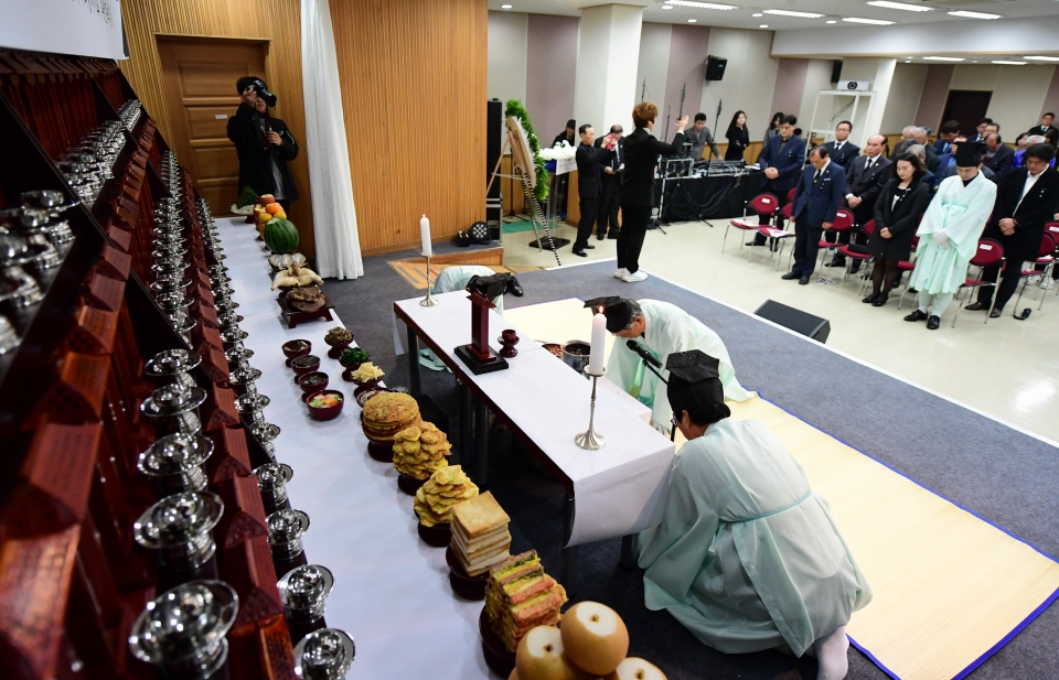 순국선열의 날 추모제에서 제례를 올리고 있는 안소헌 광복회화성시지회장