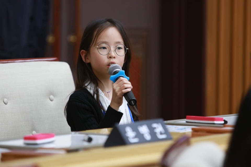지난해 5월, ‘꿈꾸는 아동위원회’가 부천시의회를 방문해 아동이 바라는 정책을 제안했다.