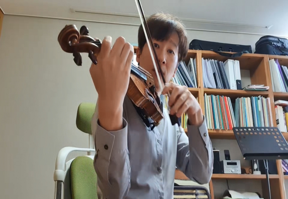 ‘놀라운오케스트라’의 권 명 음악감독이 단원에게 동영상으로 연주 기술을 설명하고 있다.