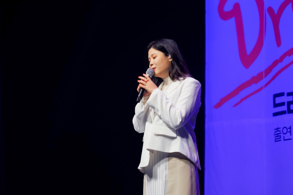 4월 25일 용인시민체육공원 남문주차장에서 개최한 드라이브 인 콘서트에서 노래하는 가수 린