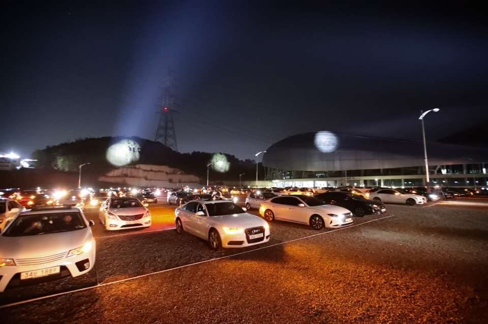 4월 25일 용인시민체육공원 남문주차장에서 개최한 드라이브 인 콘서트에서 비상등을 켜며 환호를 보내는 시민의 모습