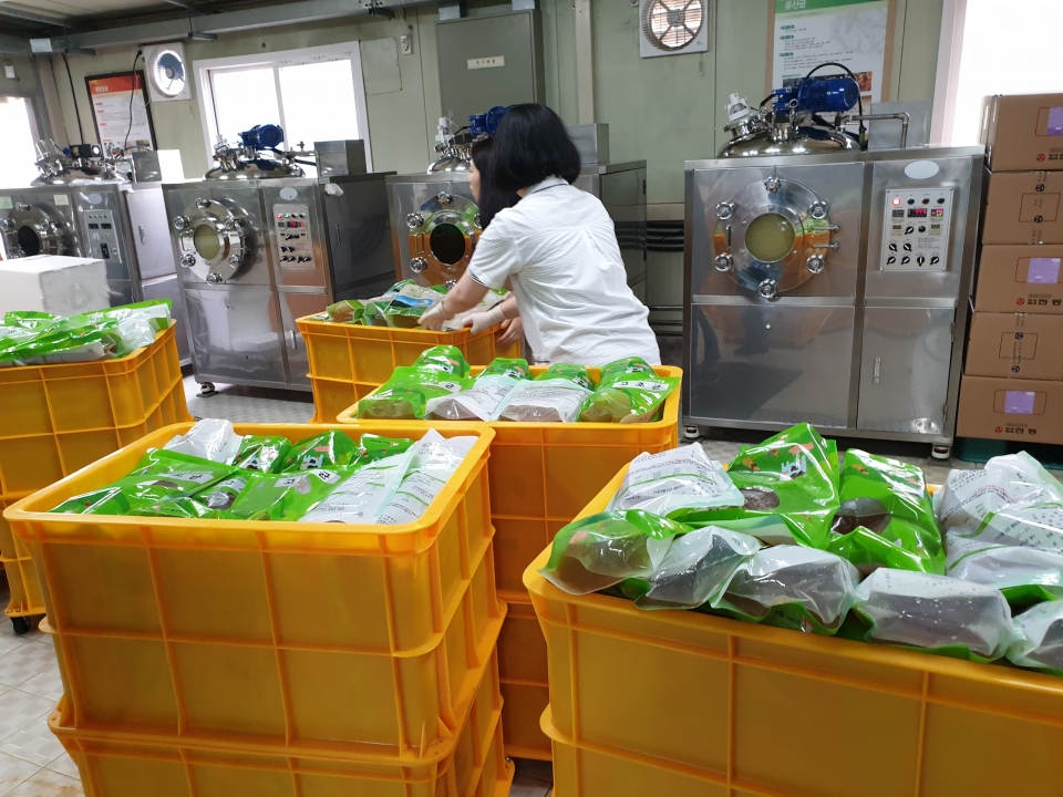 화성시농업기술센터가 송산포도명품화사업소에 송산분소를 열고 오는 3일부터 유용미생물 무상보급에 나선다.