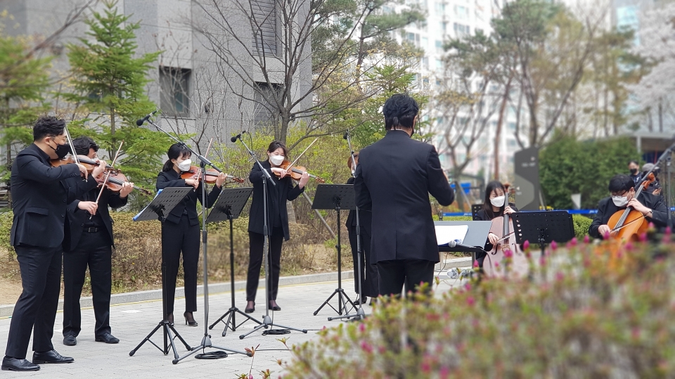 발코니음악회(4월 11일, 광교산자이아파트)