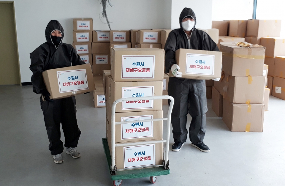 수원지역자활센터 소속 직원들이 코로나19 자가격리자들을 위한 구호물품을 배송하고 있다.