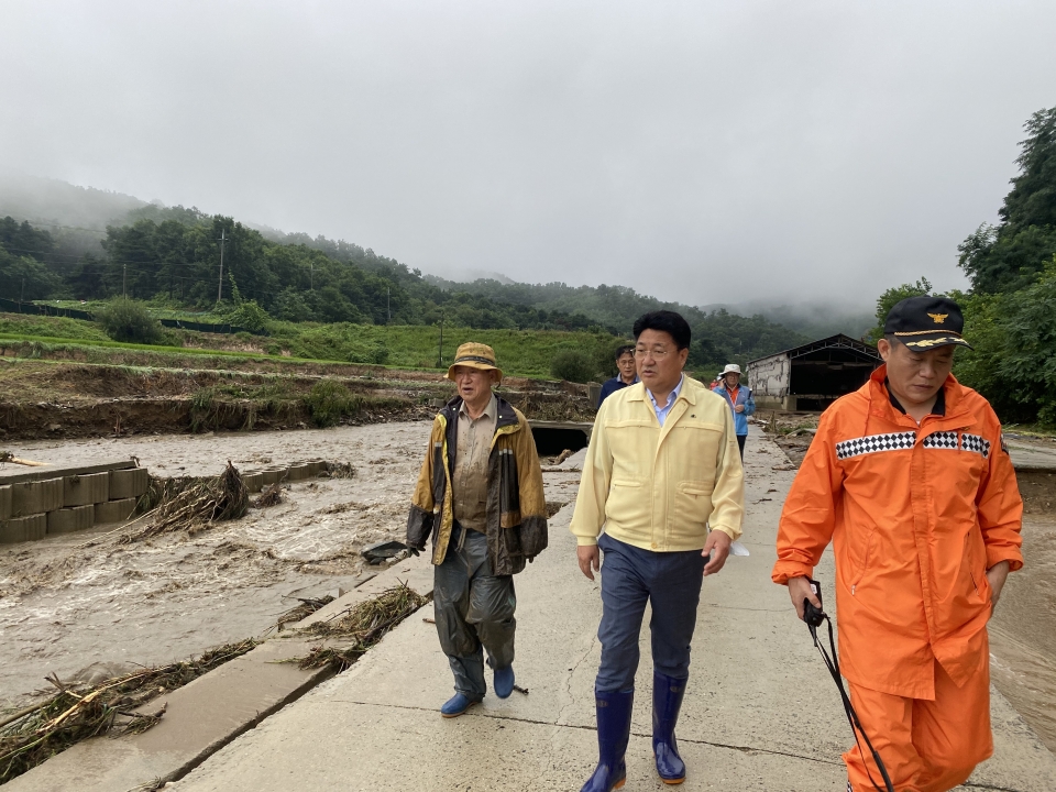 엄태준 이천시장이 붕괴된 이천시 율면 산양저수지 주변 피해상황을 점검하고 있다.