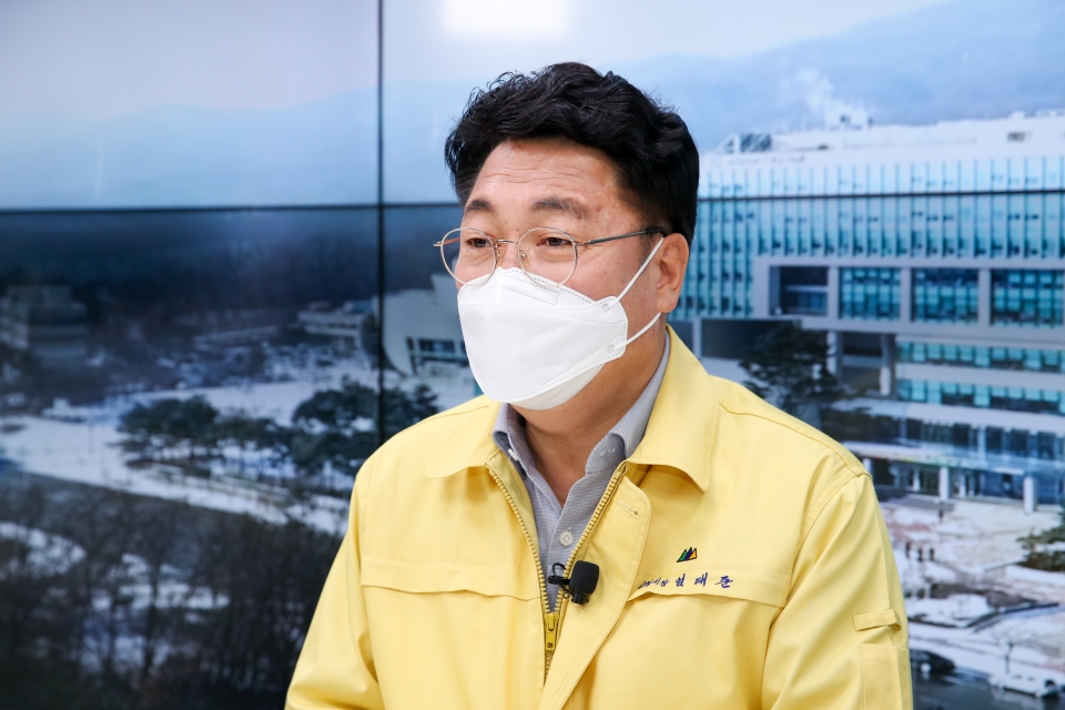 엄태준 이천시장이 이천시 코로나 19 민생안정 추가대책을 발표하고 있다.
